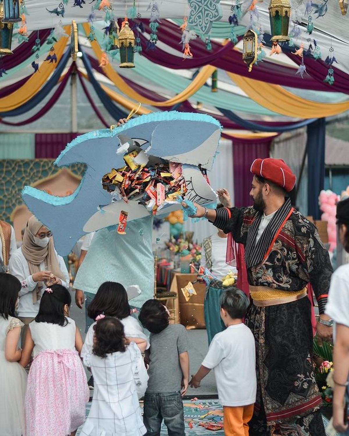 Pasangan Ammar Zoni dan Irish Bella tengah berbahagia merayakan ulang tahun putra mereka yang ke 1&period; Yuk intip momennya&excl;