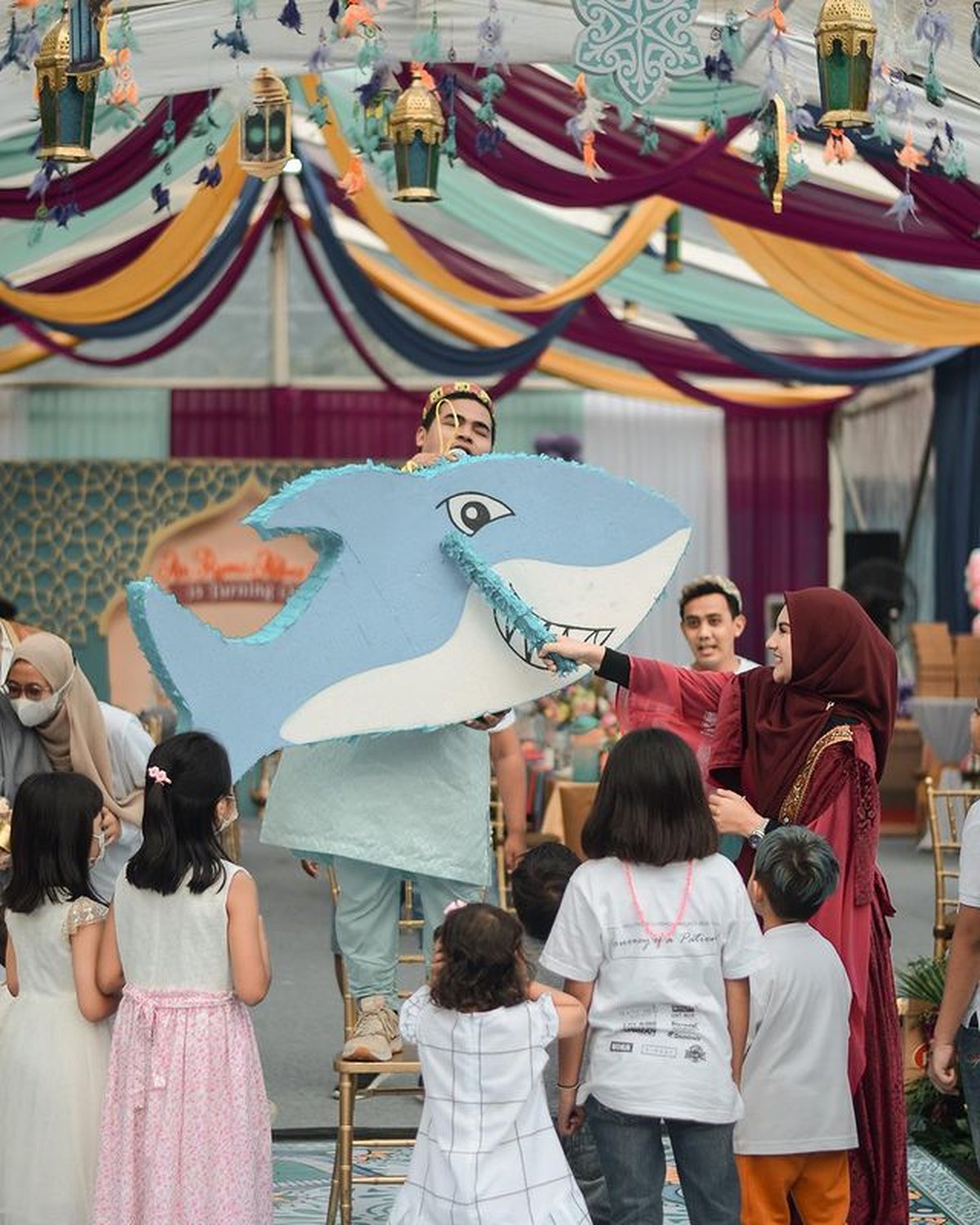 Pasangan Ammar Zoni dan Irish Bella tengah berbahagia merayakan ulang tahun putra mereka yang ke 1&period; Yuk intip momennya&excl;