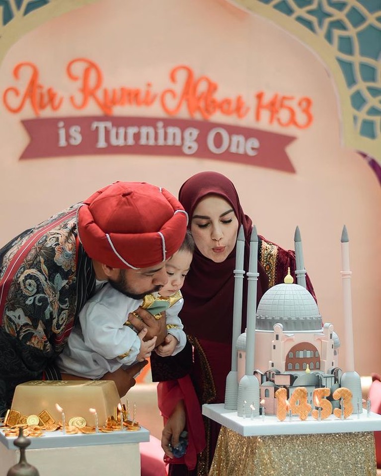 Momen Ultah Baby Air Putra Ammar Zoni & Irish Bella Pasangan Ammar Zoni dan Irish Bella tengah berbahagia merayakan ulang tahun putra mereka yang ke 1. Yuk intip momennya!