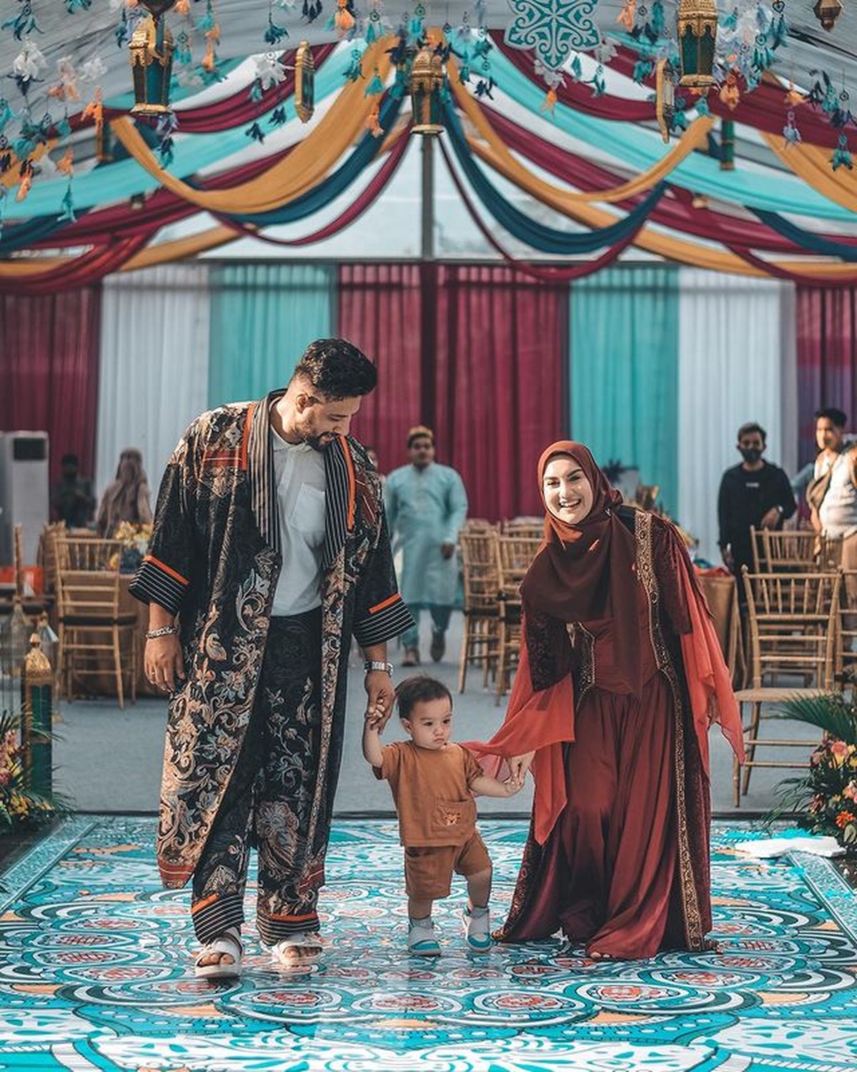 Pasangan Ammar Zoni dan Irish Bella tengah berbahagia merayakan ulang tahun putra mereka yang ke 1&period; Yuk intip momennya&excl;