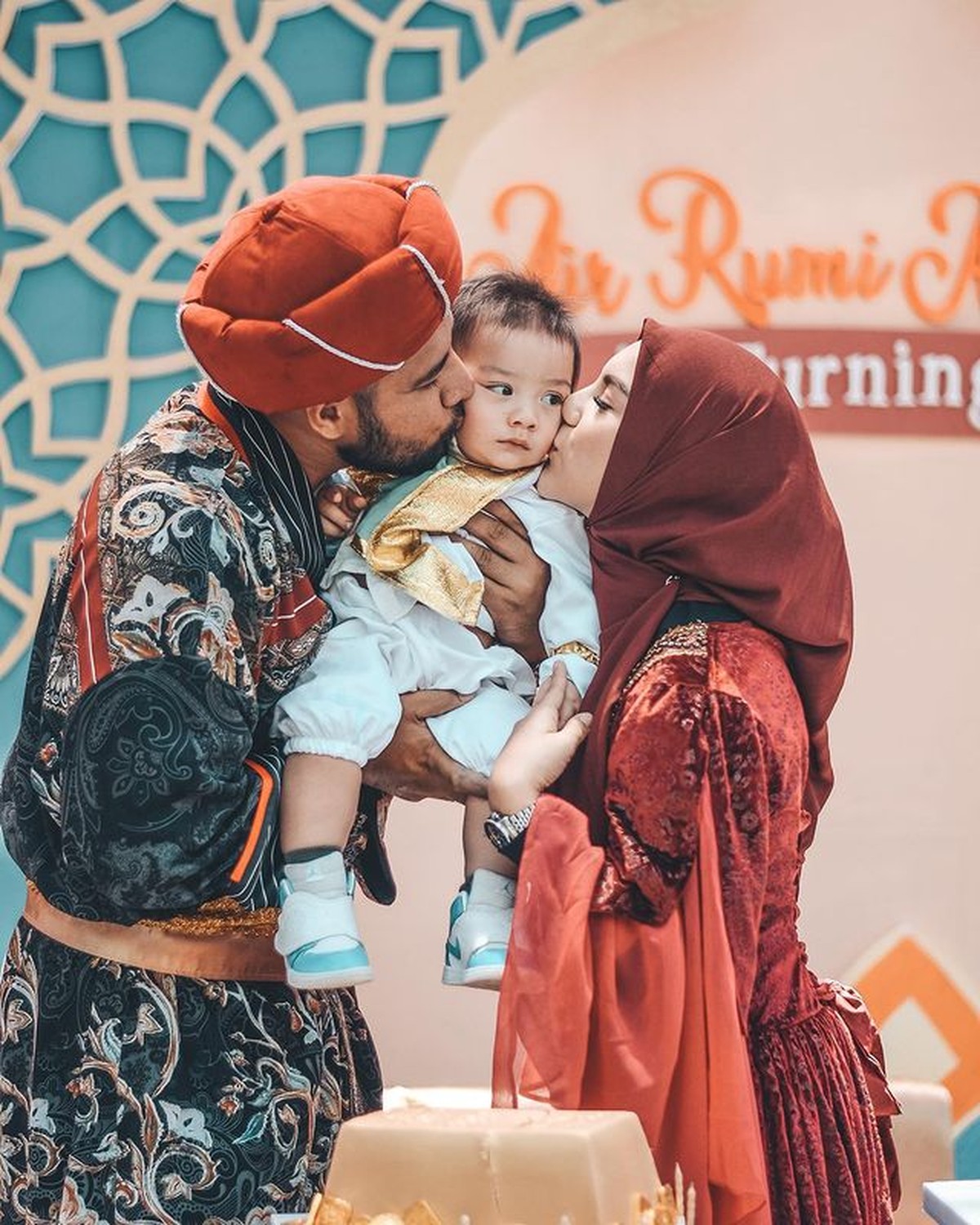 Pasangan Ammar Zoni dan Irish Bella tengah berbahagia merayakan ulang tahun putra mereka yang ke 1&period; Yuk intip momennya&excl;