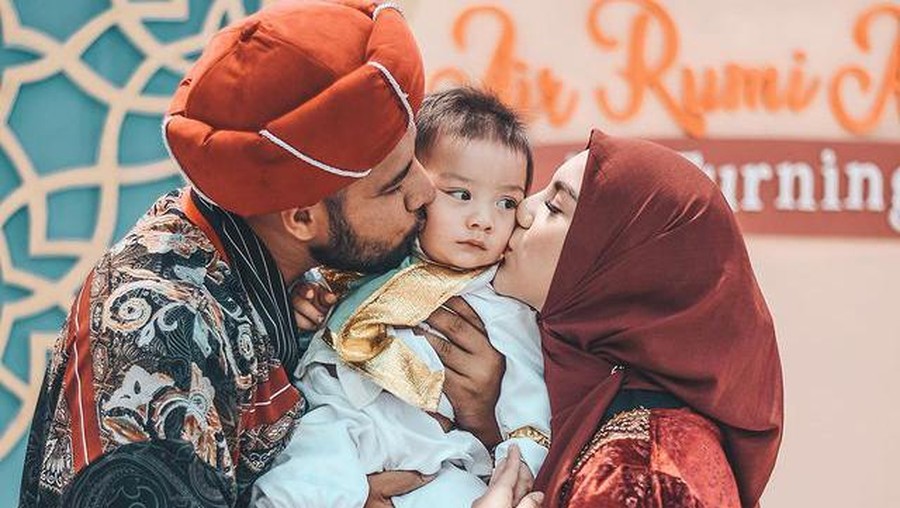 Pasangan Ammar Zoni dan Irish Bella tengah berbahagia merayakan ulang tahun putra mereka yang ke 1. Yuk intip momennya!