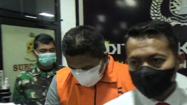 Sumur minyak ilegal di Batanghari, Jambi meledak dan membakar lahan seluas 2 hektare. Seorang anggota polisi diduga ikut terlibat.