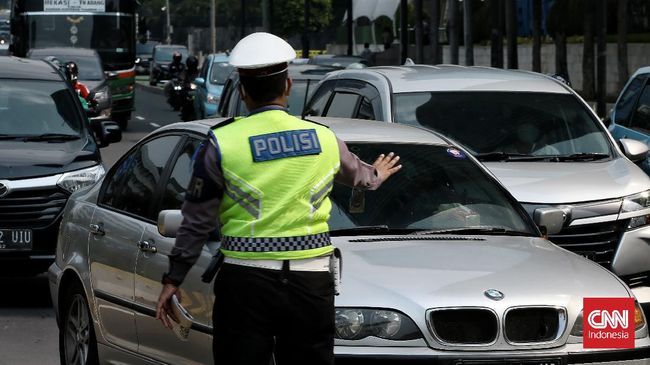 Mobil Dinas Pelat Merah Nekat Pakai Nopol RF Palsu di Cawang Jaktim Satlantas Polres Metro Jaktim menindak seorang pengendara mobil yang menggunakan pelat RF palsu di kawasan Cawang.