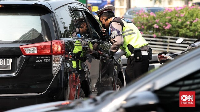 Polrestabes Surabaya mengungkapkan penerapan tilang elektronik pakai HP hanya berlaku di jalan umum, bukan kawasan seperti perumahan.