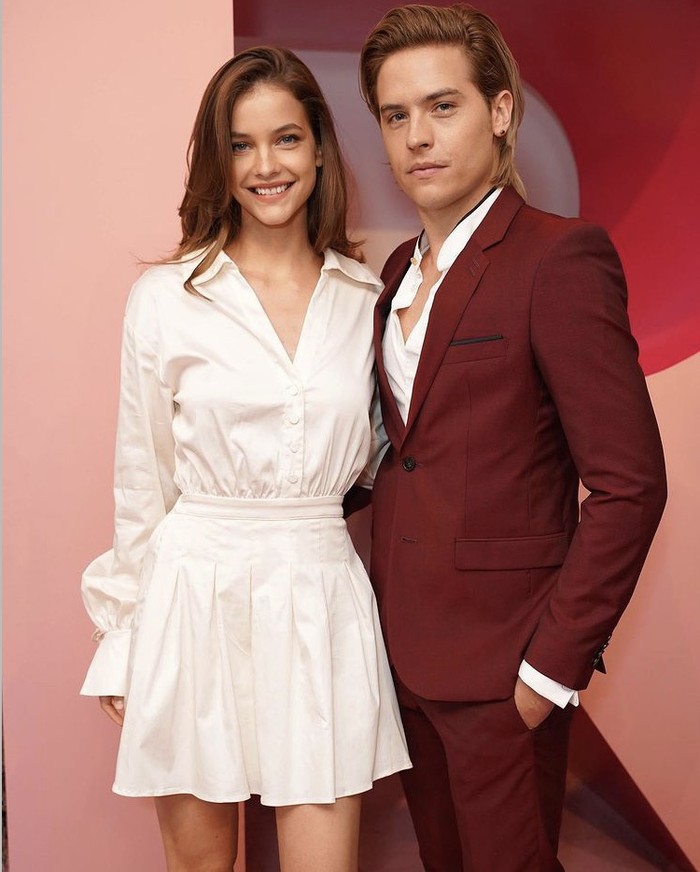 Pada acara yang diselenggarakan Revolve baru-baru ini, Barbara dan Dylan tampak bersinergi dengan pakaian maroon dan putih. Dress putih Barbara begitu feminin, kontras dengan setelan jas maroon yang dikenakan pasangannya. Foto: instagram.com/enews