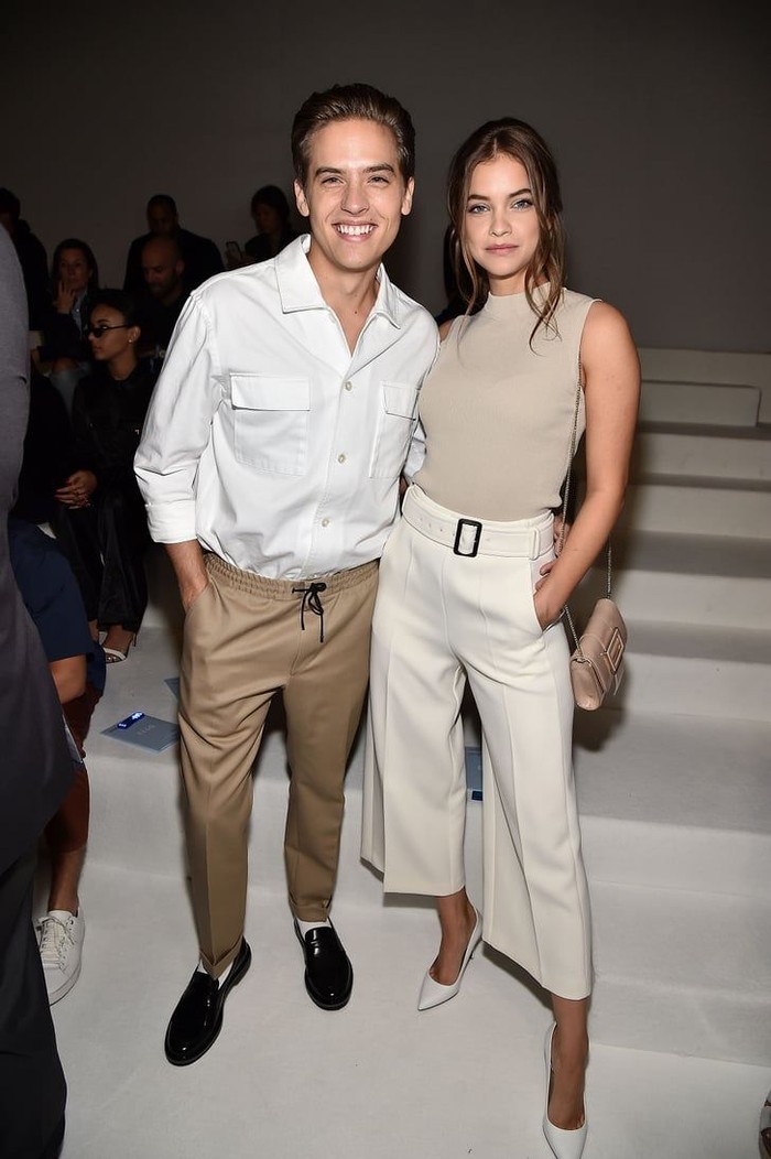 Pada kesempatan lain, mereka memberikan nuansa bumi dengan warna-warna netral. Perpaduan beige dan putih dikenakan sesuai gaya kasual mereka masing-masing. Foto: pinterest.com/POPSUGAR UK