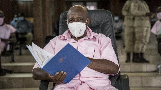 Seorang pejuang HAM yang dikenal sebagai pahlawan 'Hotel Rwanda,' Paul Rusesabagina diadili karena dugaan kasus terorisme.
