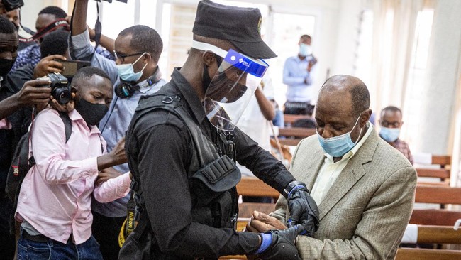Seorang pejuang HAM yang dikenal sebagai pahlawan 'Hotel Rwanda,' Paul Rusesabagina diadili karena dugaan kasus terorisme.