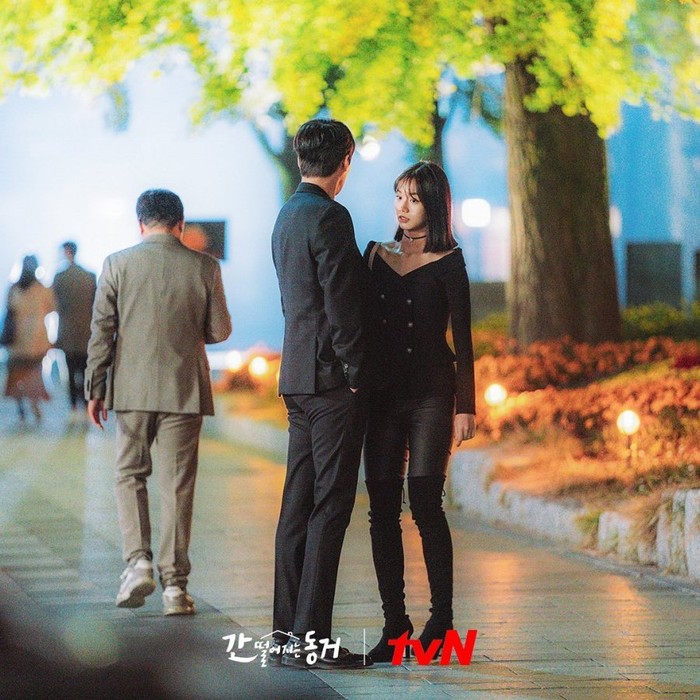 Pecinta boots merapat! Atasan off-shoulder akan membuat tampilan Beauties lebih keren apabila dipadupadankan dengan legging pants dan knee high stiletto heel boots, seperti yang digunakan Hye-ri Girl’s Day, loh Beauties/ Foto: mydramalist.com