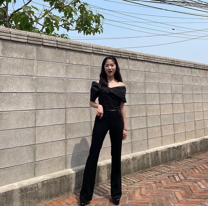 Pemilik tubuh mungil seperti aktris Kim Hye Hyon dapat pula memadupadankan atasan off-shoulder dengan Hight-Waist Length Pants yang dapat memberi kesan kaki jenjang, nih Beauties/ Foto: Instagram.com/hye_yoon1110