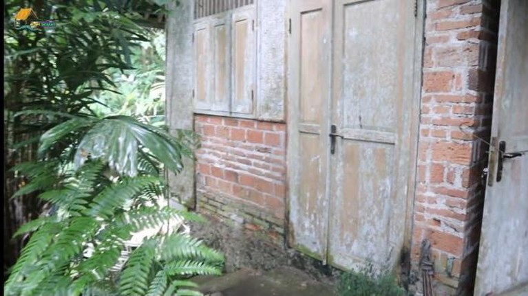 Penampakan Rumah Bule Kanada di Tengah Hutan Jawa Barat Seorang bule asal Kanada bernama Marco sedang viral karena menikah dengan wanita Indonesia dan tinggal di hutan. Yuk intip rumahnya!