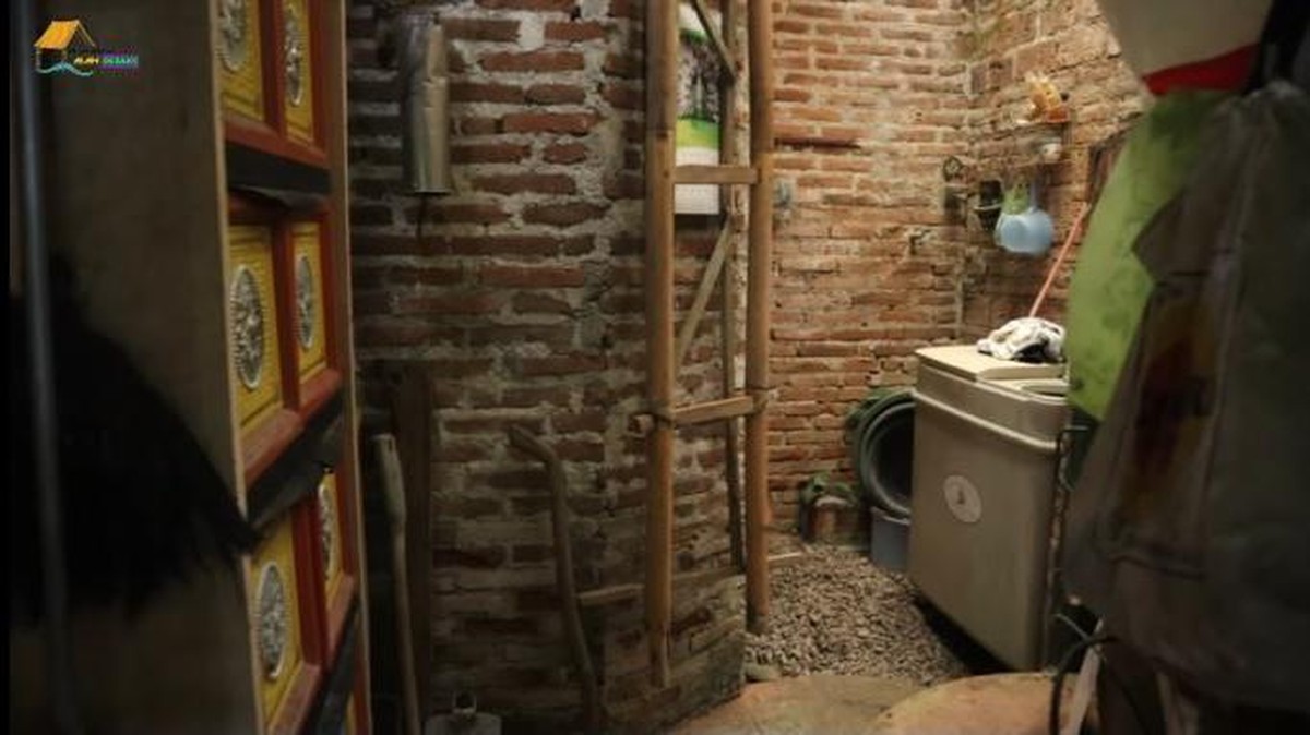 Seorang bule asal Kanada bernama Marco sedang viral karena menikah dengan wanita Indonesia dan tinggal di hutan&period; Yuk intip rumahnya&excl;