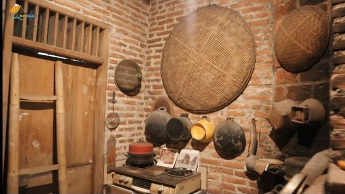 Seorang bule asal Kanada bernama Marco sedang viral karena menikah dengan wanita Indonesia dan tinggal di hutan&period; Yuk intip rumahnya&excl;