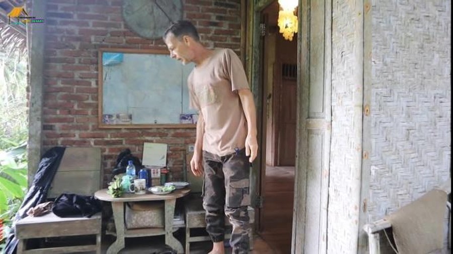 Seorang bule asal Kanada bernama Marco sedang viral karena menikah dengan wanita Indonesia dan tinggal di hutan. Yuk intip rumahnya!