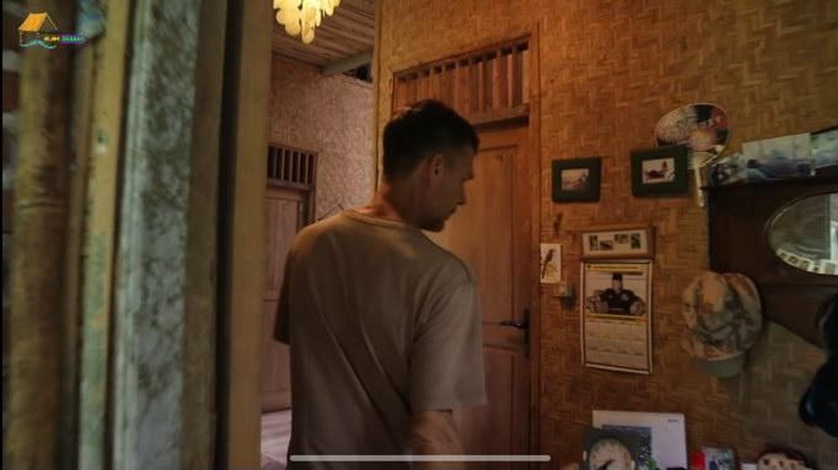 Seorang bule asal Kanada bernama Marco sedang viral karena menikah dengan wanita Indonesia dan tinggal di hutan&period; Yuk intip rumahnya&excl;