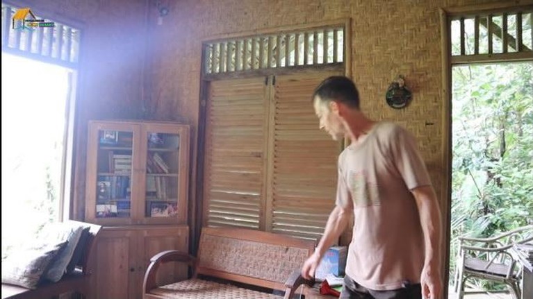 Penampakan Rumah Bule Kanada di Tengah Hutan Jawa Barat Seorang bule asal Kanada bernama Marco sedang viral karena menikah dengan wanita Indonesia dan tinggal di hutan. Yuk intip rumahnya!