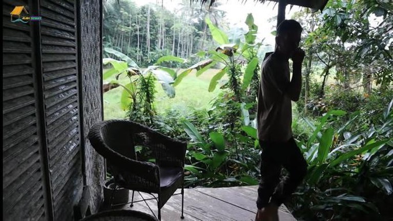 Penampakan Rumah Bule Kanada di Tengah Hutan Jawa Barat Seorang bule asal Kanada bernama Marco sedang viral karena menikah dengan wanita Indonesia dan tinggal di hutan. Yuk intip rumahnya!