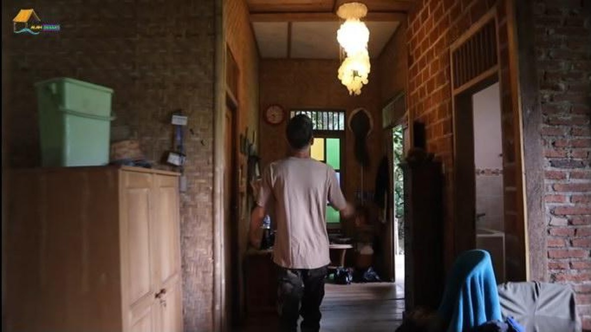 Seorang bule asal Kanada bernama Marco sedang viral karena menikah dengan wanita Indonesia dan tinggal di hutan&period; Yuk intip rumahnya&excl;