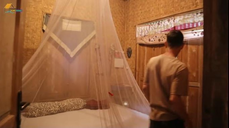 Penampakan Rumah Bule Kanada di Tengah Hutan Jawa Barat Seorang bule asal Kanada bernama Marco sedang viral karena menikah dengan wanita Indonesia dan tinggal di hutan. Yuk intip rumahnya!