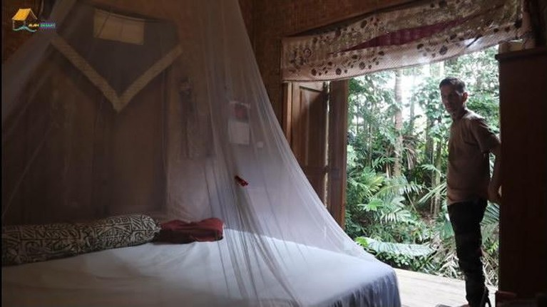 Penampakan Rumah Bule Kanada di Tengah Hutan Jawa Barat Seorang bule asal Kanada bernama Marco sedang viral karena menikah dengan wanita Indonesia dan tinggal di hutan. Yuk intip rumahnya!