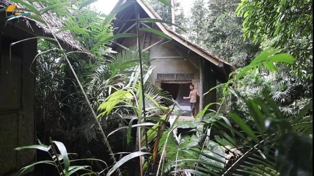 Seorang bule asal Kanada bernama Marco sedang viral karena menikah dengan wanita Indonesia dan tinggal di hutan&period; Yuk intip rumahnya&excl;