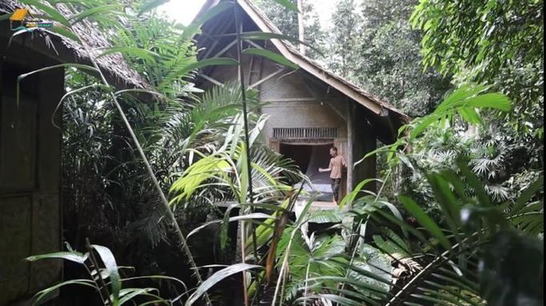 Penampakan Rumah Bule Kanada di Tengah Hutan Jawa Barat Seorang bule asal Kanada bernama Marco sedang viral karena menikah dengan wanita Indonesia dan tinggal di hutan. Yuk intip rumahnya!