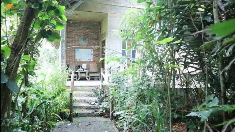 Penampakan Rumah Bule Kanada di Tengah Hutan Jawa Barat Seorang bule asal Kanada bernama Marco sedang viral karena menikah dengan wanita Indonesia dan tinggal di hutan. Yuk intip rumahnya!