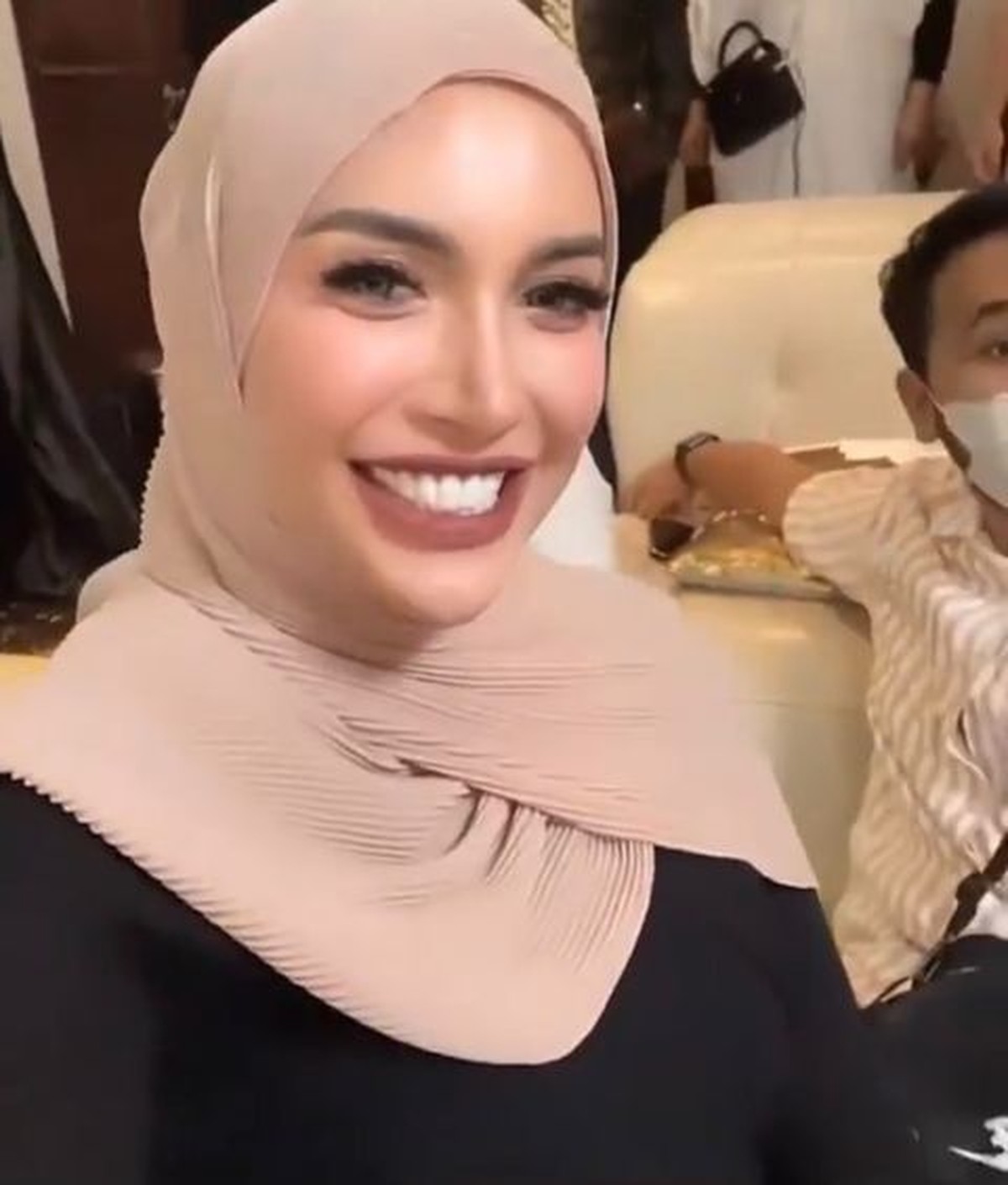 Penampilan beda Millendaru di acara 4 bulan pengajian Aurel Hermansyah di sorot&period; Yuk intip&excl;