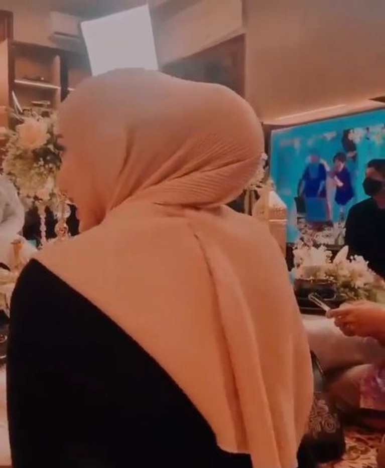 Penampilan beda Millendaru di acara 4 bulan pengajian Aurel Hermansyah di sorot. Yuk intip!