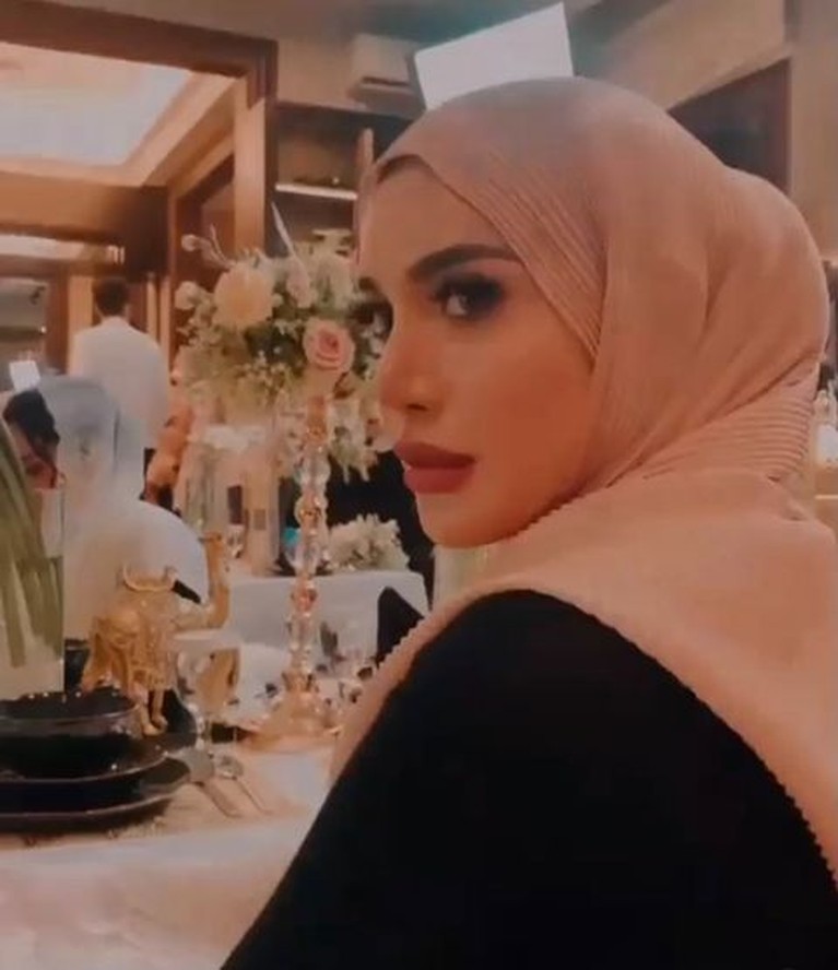 Penampilan beda Millendaru di acara 4 bulan pengajian Aurel Hermansyah di sorot. Yuk intip!