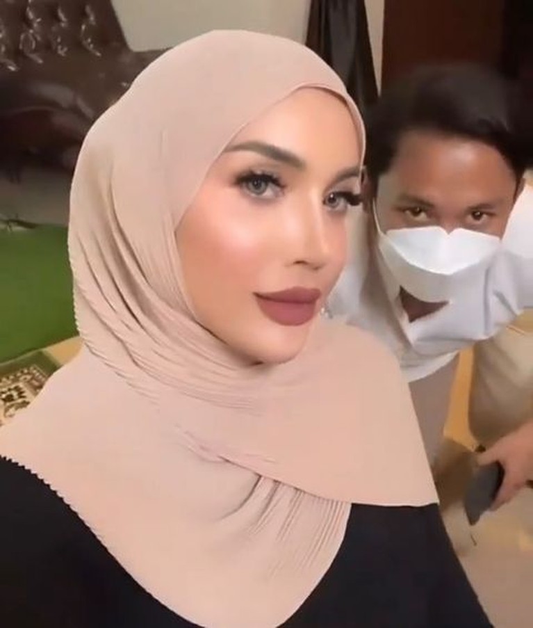 Penampilan Beda Millendaru di Acara Pengajian Aurel Jadi Sorotan Penampilan beda Millendaru di acara 4 bulan pengajian Aurel Hermansyah di sorot. Yuk intip!