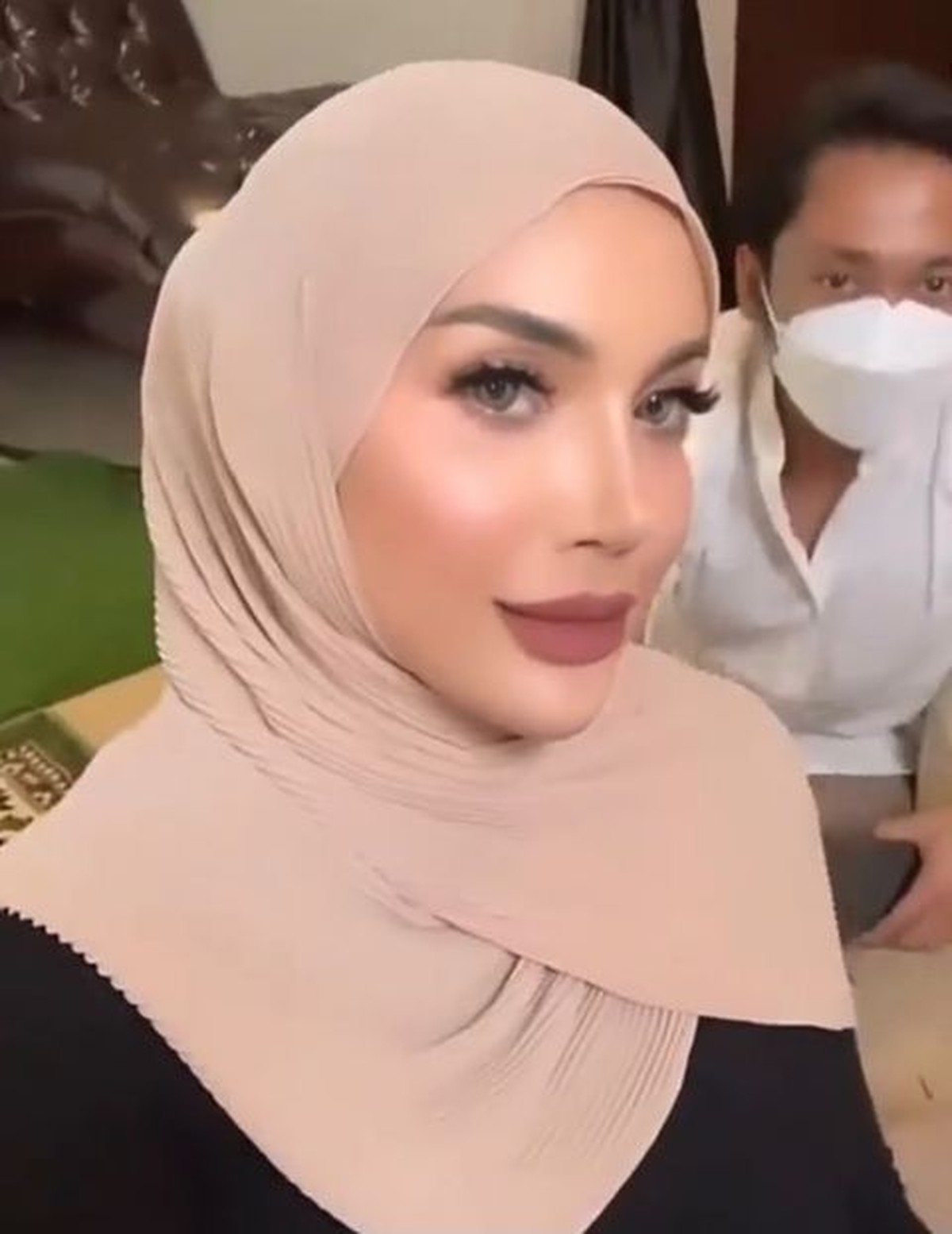 Penampilan beda Millendaru di acara 4 bulan pengajian Aurel Hermansyah di sorot&period; Yuk intip&excl;