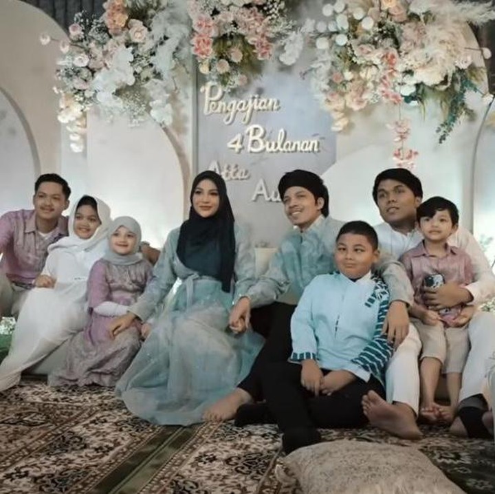 <p>Keluarga Krisdayanti, Amora, dan Kellen kompak mengenakan baju putih. Sementara Ashanty, Anang, Azriel, Arsy, dan Arsya mengenakan baju ungu. (Foto: YouTube AH)</p>