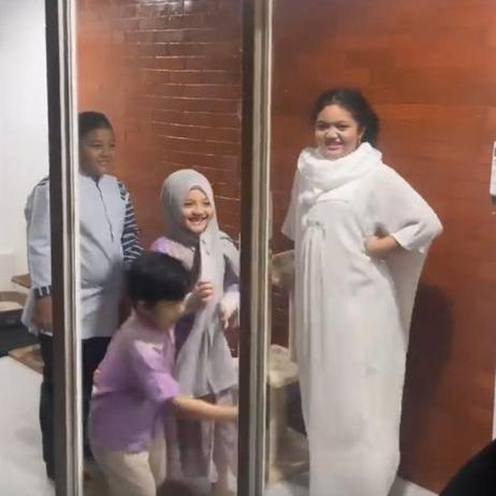 <p>Atta Halilintar juga tak melewatkan momen kedekatan anak-anak Krisdayanti dan Ashanty di sana. Dalam video yang diunggahnya, Amora, Kellen, Arsy, dan Arsya terlihat kompak saat di acara. (Foto: Instagram @attahalilintar)</p>