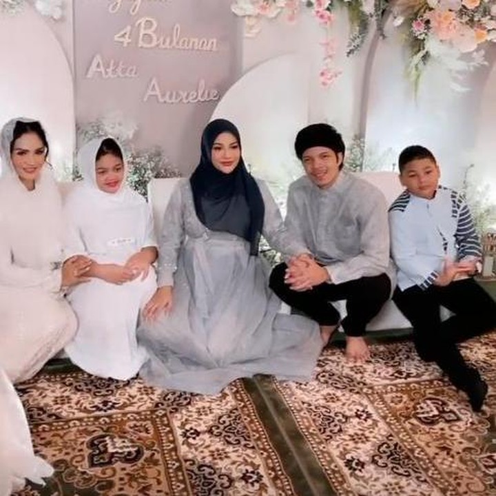 <p>Tak lupa, Raul Lemos turut memberikan doa dari jauh. Ia juga merasa bahagia keluarganya lengkap berkumpul di acara pengajian Aurel. (Foto: Instagram @krisdayantilemos)</p>