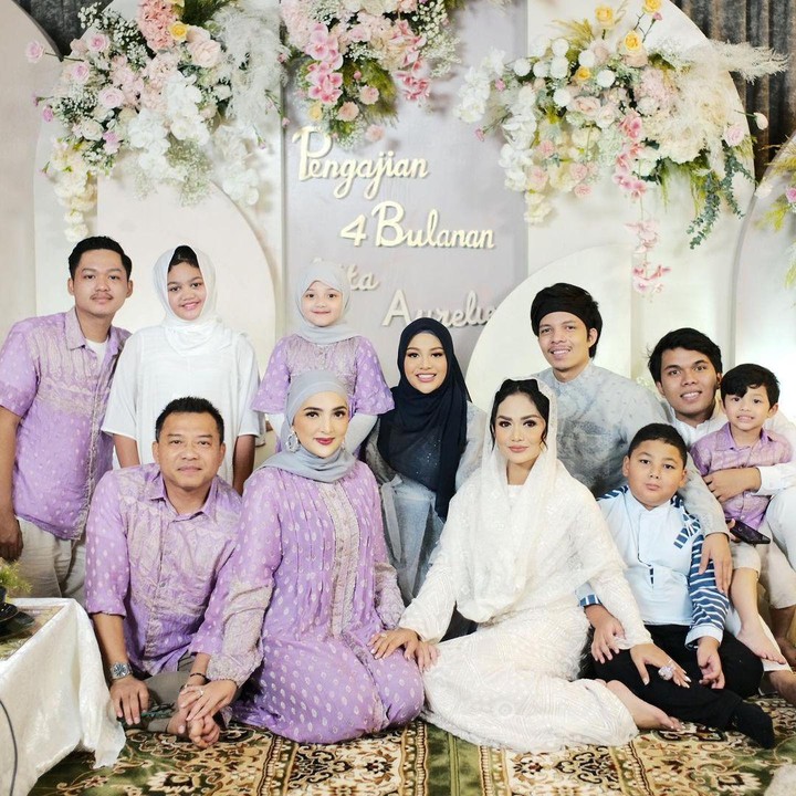 <p>Aurel Hermansyah dan Atta Halilintar baru saja mengadakan pengajian empat bulanan, Bunda. Mereka mengadakan pengajian di kediamannya. (Foto: Instagram @krisdayantilemos)</p>