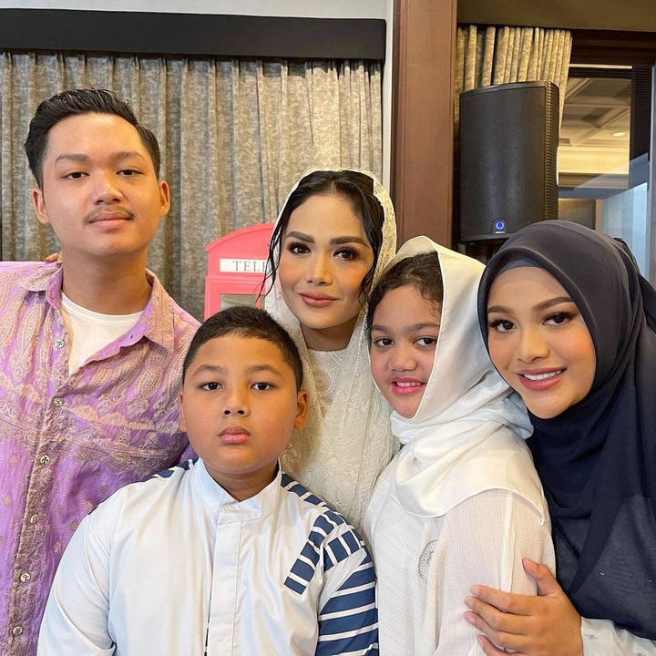 <p>Penyanyi 46 tahun ini juga mengunggah foto dirinya bersama keempat anak kandungnya, Aurel, Azriel, Amora, dan Kellen. (Foto: Instagram @krisdayantilemos)</p>