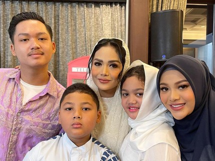 7 Potret Bahagia Krisdayanti di Pengajian 4 Bulanan Kehamilan Aurel