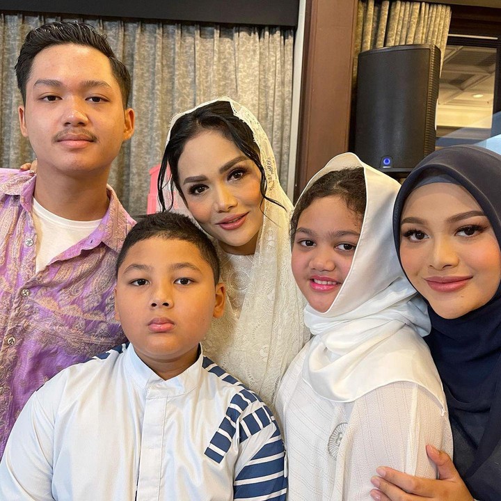 <p>Pengajiannya itu dihadiri keluarga inti, termasuk Krisdayanti beserta kedua anaknya dari Raul Lemos yaitu Amora dan Kellen. (Foto: Instagram @krisdayantilemos)</p>