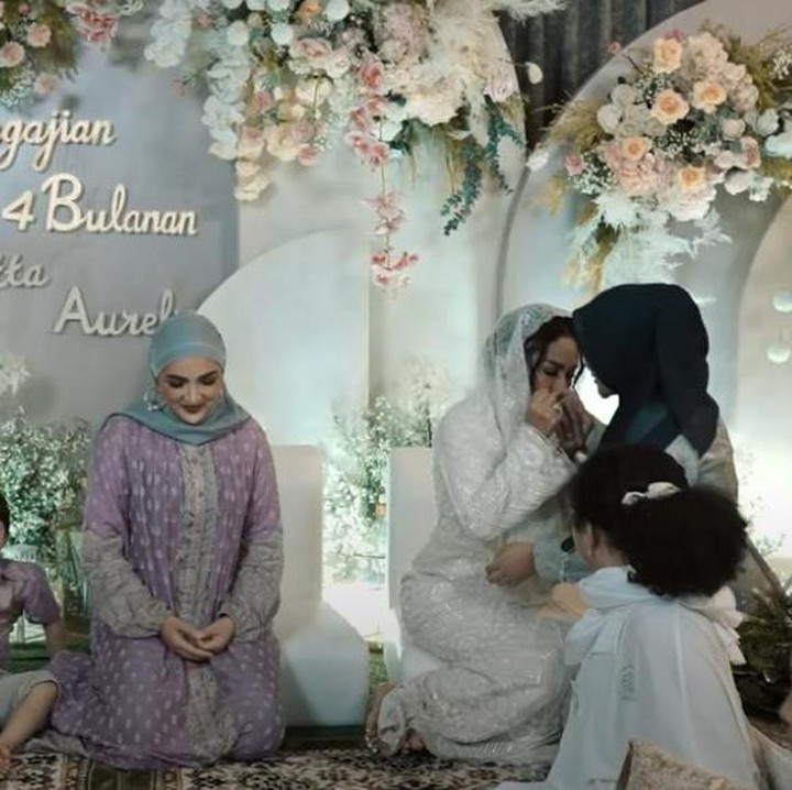 <p>Kebahagiaan Krisdayanti tampaknya tak terbendung. Saat Aurel memohon restu, ia terlihat terus mencium Aurel dan memberikan doa yang terbaik. (Foto: YouTube AH)</p>