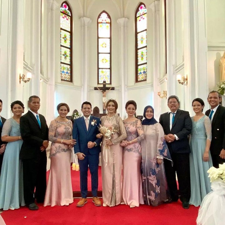 <p>Meski lahir dan tumbuh di keluarga yang penuh perbedaan, namun Catra mengaku keluarga selalu menghormati perbedaan yang ada. (Foto: Instagram: @minatiatmanagara)</p>