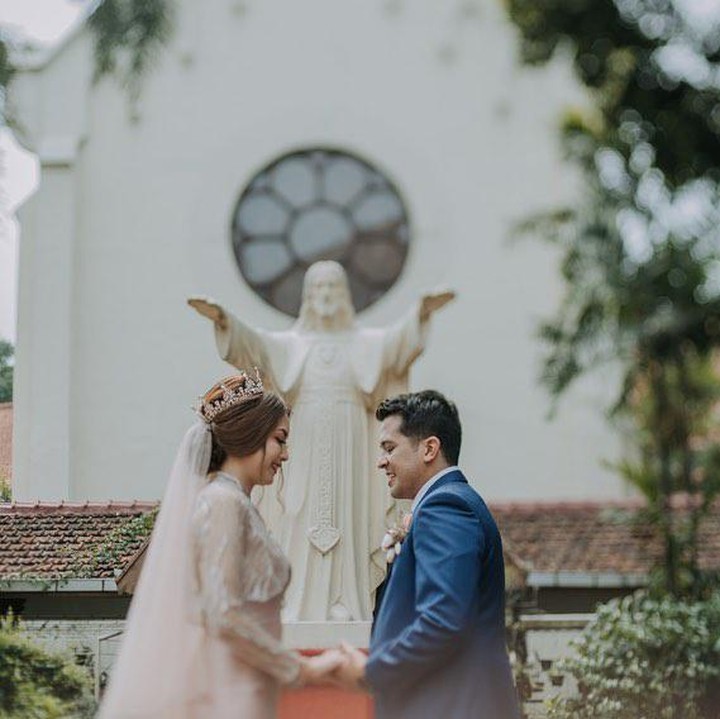 <p>Setelah dihujani banyak pertanyaan dari netizen, sang istri, Stephani Defirstta, mengungkap bahwa dirinya dan sang suami tak berbeda agama. (Foto: Instagram: @catra8felder)</p>