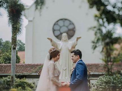 Bikin Heboh, Intip 5 Potret Pernikahan Putra Minati Atmanegara di Gereja