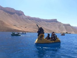 Beredar Foto Taliban Naik Perahu Bebek Sambil Tenteng Senapan