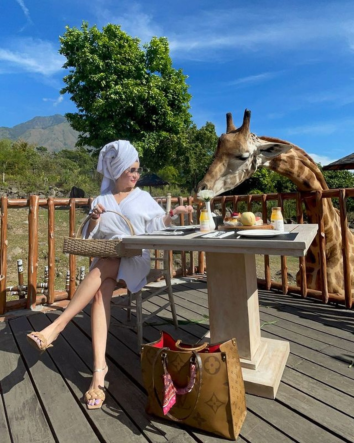 Dewi Biechu selebgram sekaligus CEO yang jadi sorotan karena tajir melintir dan dekat dengan Hotman Paris&period; Yuk intip&excl;