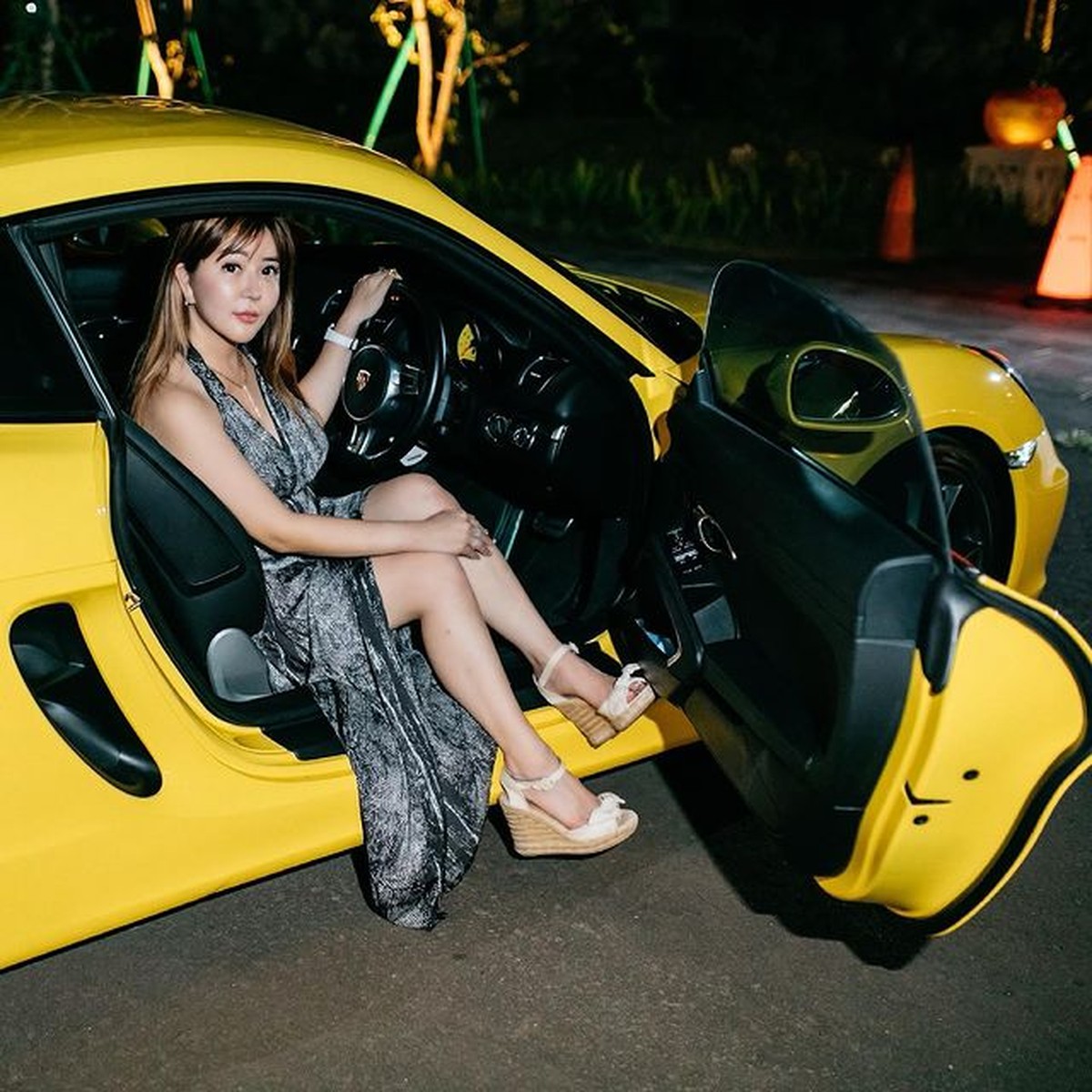 Dewi Biechu selebgram sekaligus CEO yang jadi sorotan karena tajir melintir dan dekat dengan Hotman Paris&period; Yuk intip&excl;