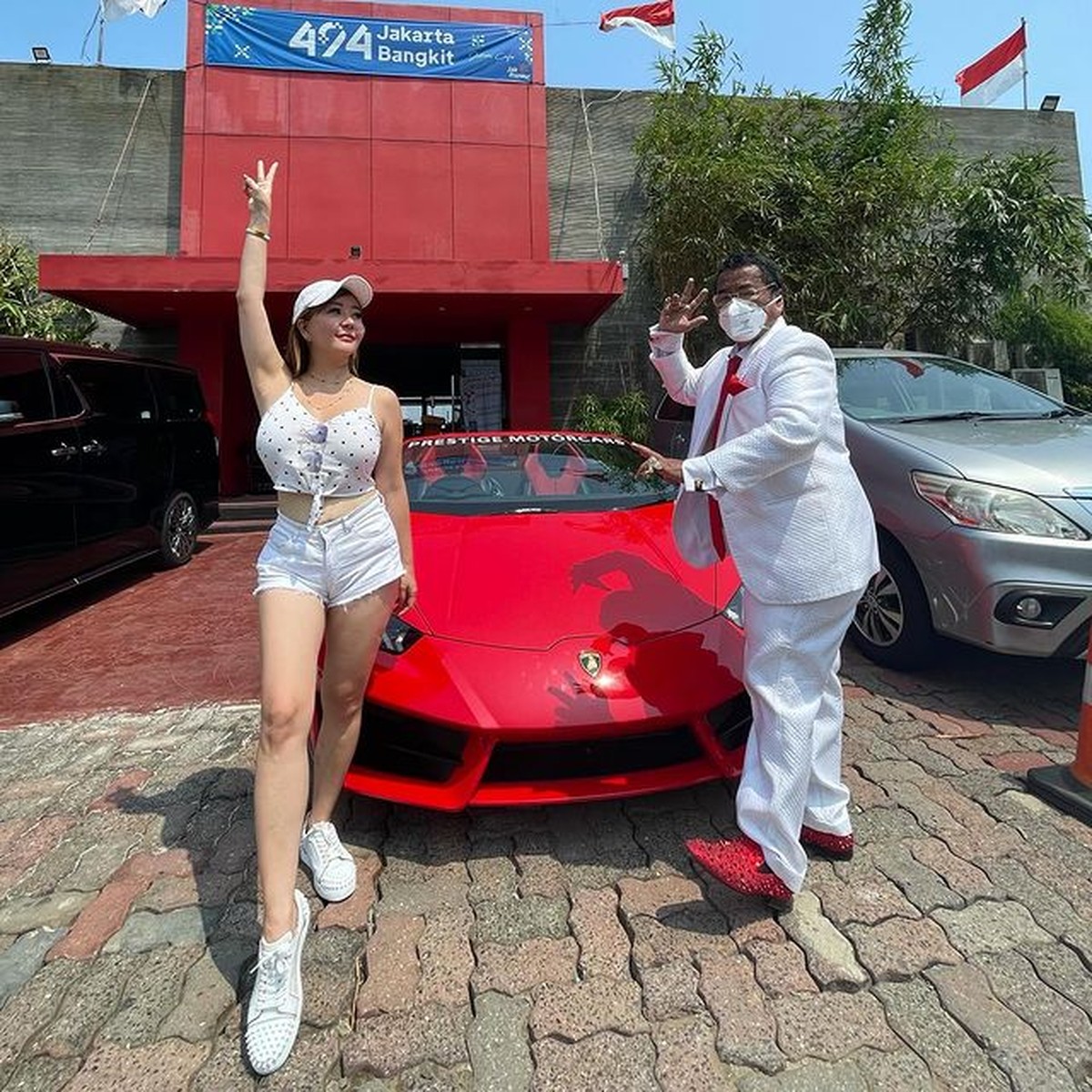 Dewi Biechu selebgram sekaligus CEO yang jadi sorotan karena tajir melintir dan dekat dengan Hotman Paris&period; Yuk intip&excl;