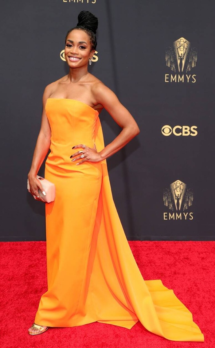 Warna orange ternyata dapat bertransformasi menjadi elegan lewat potongan strapless dress. Seperti dibuktikan oleh aktris Rachel Lindsay yang terlihat memesona dalam gaun rancangan Christopher John Rogers ini. Foto: Getty Images