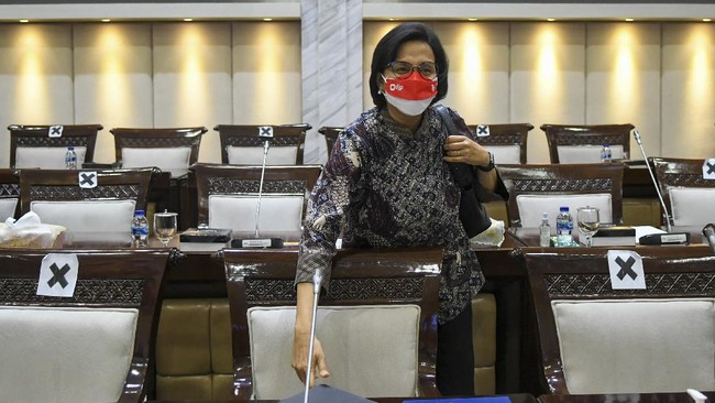 Menteri Keuangan Sri Mulyani kembali menghadiri rapat kerja dengan Komisi XI DPR RI, Senin (4/9) meski kondisinya belum pulih setelah terkena ISPA pekan lalu.